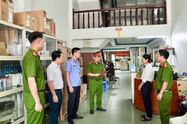 Cơ quan Cảnh sát điều tra đọc lệnh khám xét khẩn cấp nơi ở và nơi làm việc của Nguyễn Thị Thanh Huyền - Giám đốc Công ty TNHH Thương mại và Dịch vụ Sông Lam.