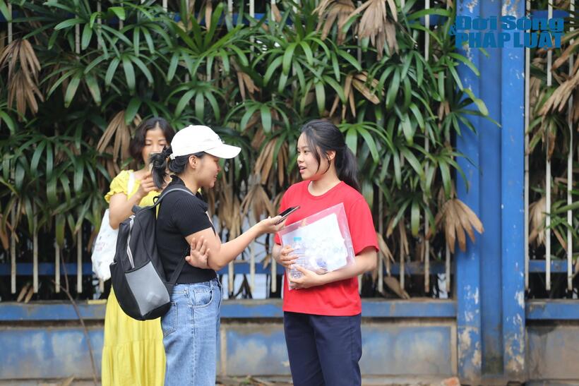 PV ĐS&PL phỏng vấn thí sinh Phạm Phương Anh.