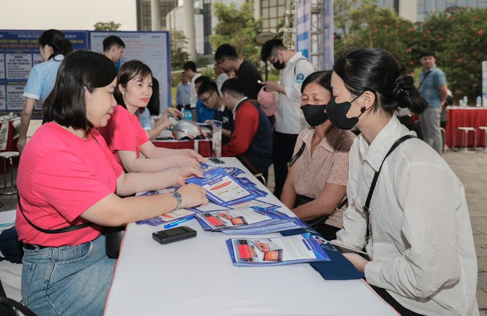 Tư vấn cho người dân về chính sách BHXH, BHYT. Ảnh: BHXH Việt Nam.