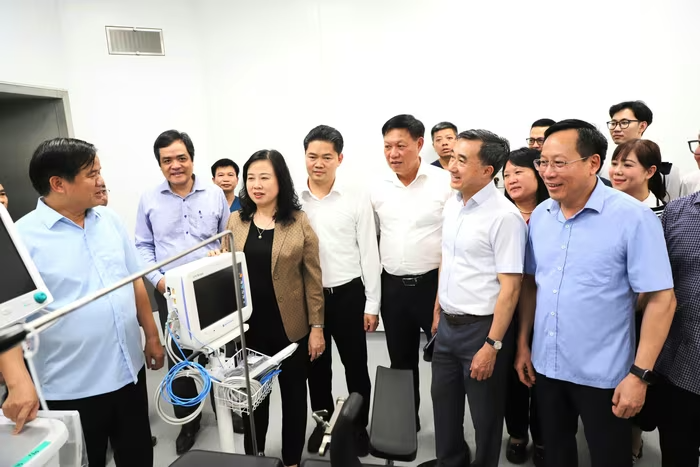 Bộ trưởng Bộ Y tế Đào Hồng Lan cùng các đồng chí Thứ trưởng Bộ Y tế và đoàn công tác kiểm tra, đôn đốc tiến độ Cơ sở 2 Bệnh viện Bạch Mai tại Ninh Bình. Ảnh: Hoàn - Đạt/ VGP.