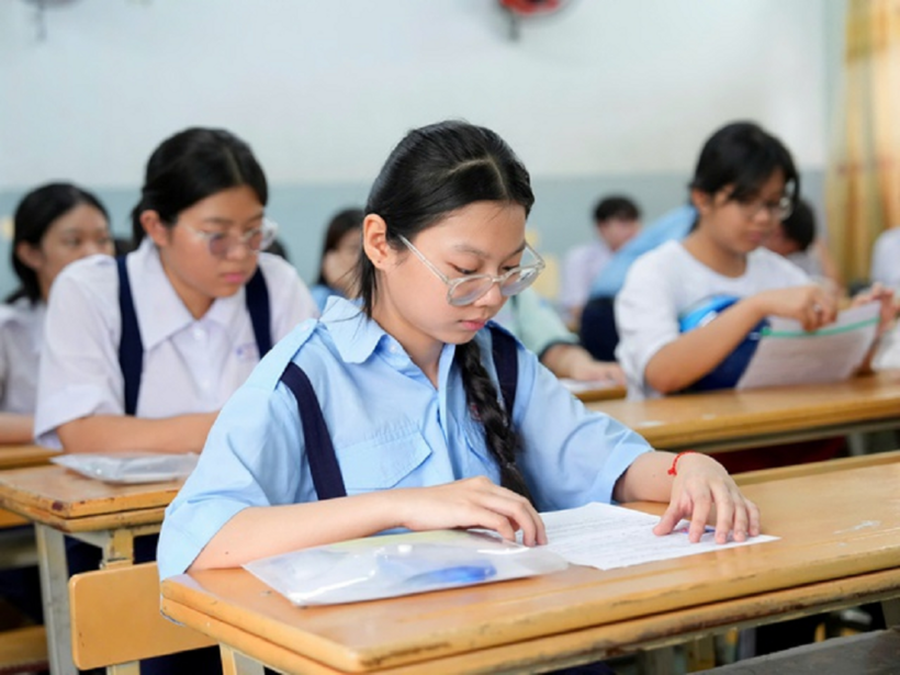 Thí sinh TP.HCM trong phòng thi môn văn kỳ tuyển sinh lớp 10 năm 2026. Ảnh: Độc Lập.