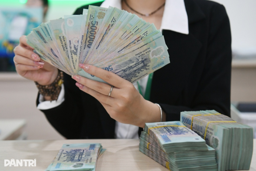 Kiểm tra giao dịch tiền ngân hàng (Ảnh: Mạnh Quân).