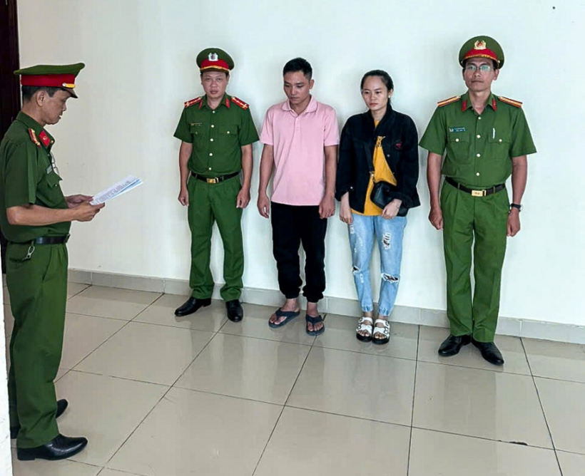 Cơ quan CSĐT tống đạt các quyết định tố tụng đối với vợ chồng Thiệt và Triệu (2 đối tượng đứng giữa). Ảnh: Công an Cần Thơ
