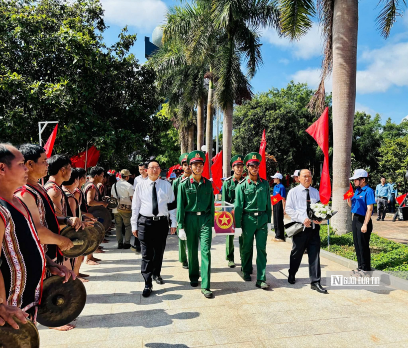 Nghẹn ngào tiễn đưa 18 liệt sĩ hy sinh tại Campuchia về đất mẹ - 2