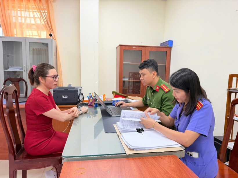 Phạm Thị Hoài làm việc với cơ quan công an (Ảnh: Công an phường Long Thành)
