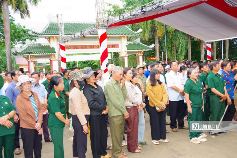 Từ sáng sớm bà con nhân dân có mặt tại Nghĩa trang để cùng đón các anh trở về