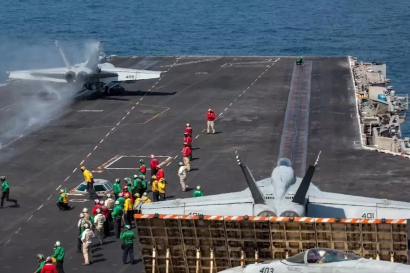 Tiêm kích cất cánh từ tàu sân bay Mỹ (Ảnh: Reuters).