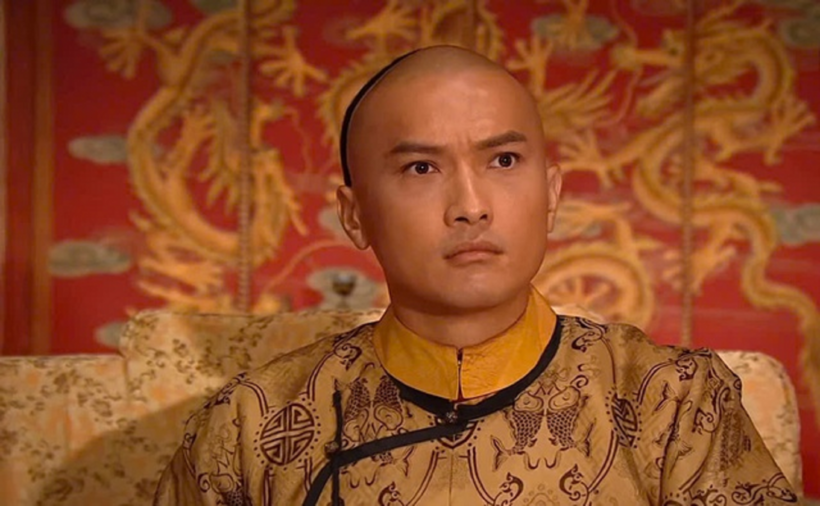 Sau khi hoàn thành xong bộ phim Vạn phụng chi vương, Trần Cẩm Hồng quyết định rút lui khỏi làng giải trí để trở thành người cha toàn thời gian.