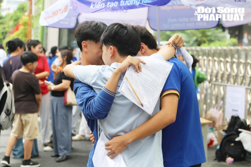 Nhóm bạn trao nhau những cái ôm thật chặt sau khi hoàn thành kỳ thi tốt nghiệp THPT 2026. Ảnh: Lê Liên