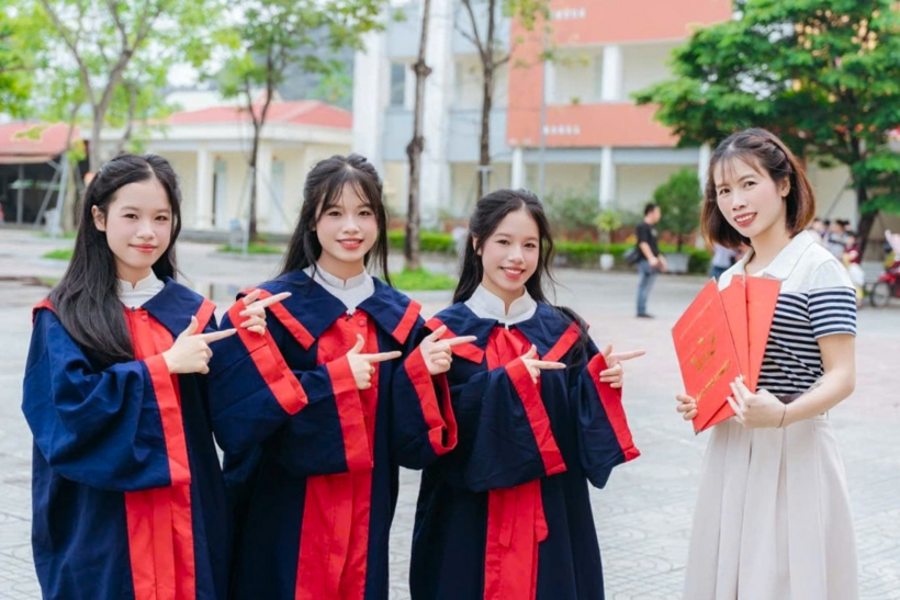 Chị Vũ Thị Hải Yến cùng 3 cô con gái. Ảnh: NVCC
