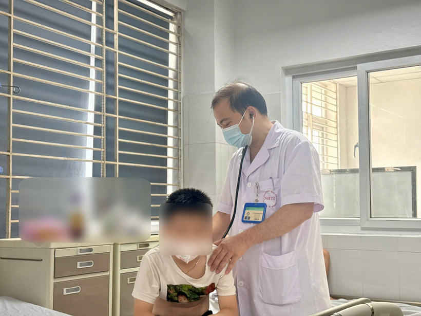 Ho kéo dài, thở rít sau vận động, bé trai 10 tuổi mắc hen phế quản mức độ nặng.