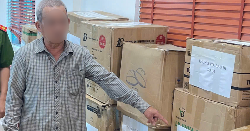 Đối tượng D. cùng vật chứng tại cơ quan điều tra. (Ảnh: Công an Lai Châu)