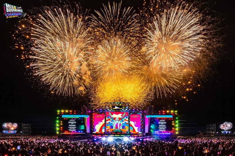 Pháo hoa tầm cao mang dấu ấn Sun Group thắp sáng rực rỡ toàn bộ vịnh biển.