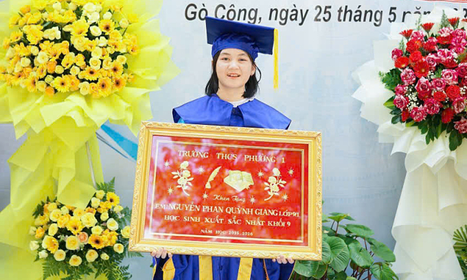 Quỳnh Giang nhận khen thưởng về thành tích xuất sắc tại trường THCS Phường 1, Đồng Tháp. Ảnh: Gia đình cung cấp./Theo VnExpress.