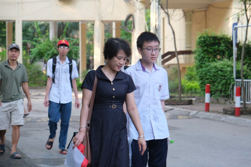 Phụ huynh đưa thí sinh dự thi vào lớp 10 Chuyên Sư phạm năm 2026. Ảnh: Dân Việt