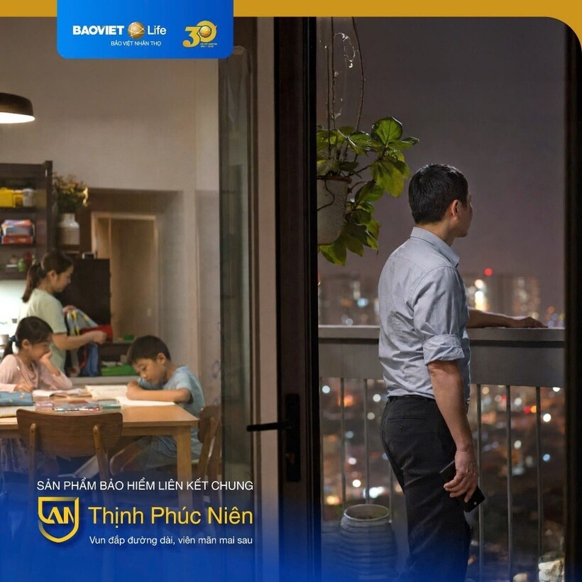 “Thế hệ bánh mỳ kẹp” - những người đồng thời gánh trách nhiệm với cha mẹ và con cái