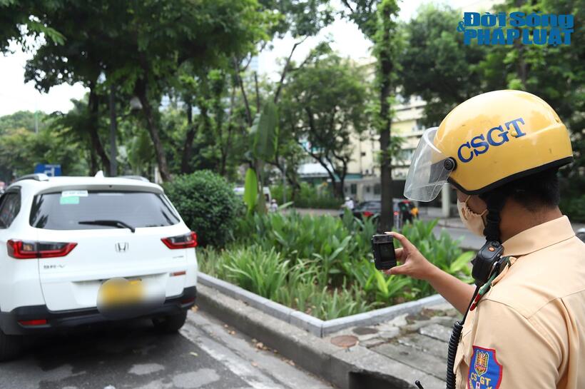 Lực lượng CSGT tăng cường kiểm tra, xử lý các hành vi dừng, đỗ xe sai quy định, gây cản trở giao thông và tiềm ẩn nguy cơ tai nạn.