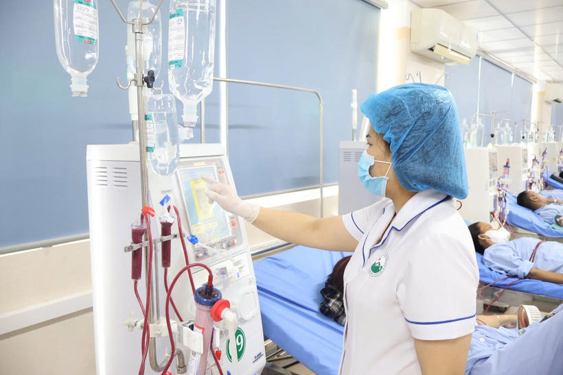 Nhiều chính sách hỗ trợ để thu hút nhân lực về làm việc tại y tế cơ sở.