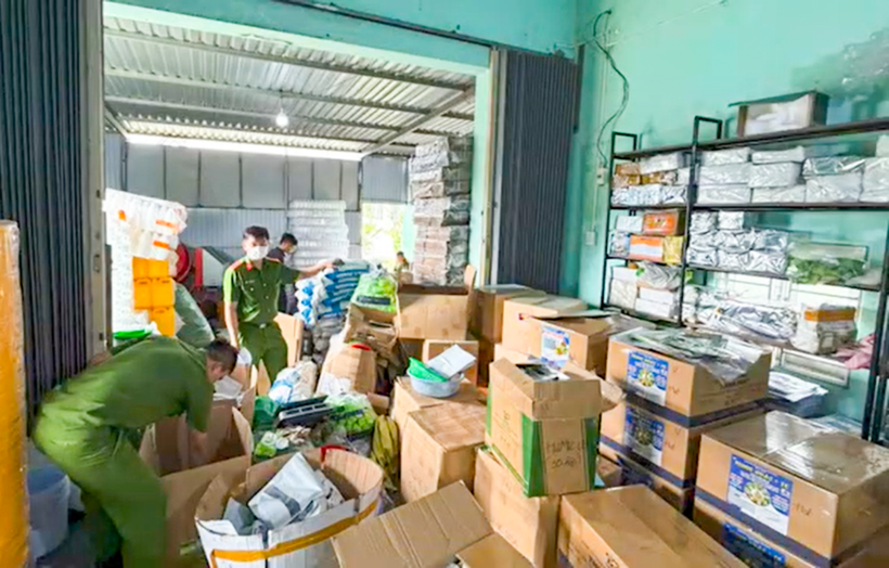 Lực lượng Công an kiểm tra cơ sở sản xuất phân bón, thuốc bảo vệ thực vật tại xã Phước Hà. (Ảnh: Công an tỉnh Khánh Hòa)