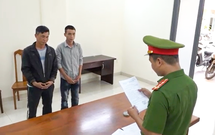 Cơ quan cảnh sát điều tra Công an tỉnh Khánh Hòa tống đạt quyết định khởi tố 2 đối tượng Nguyễn Trung Hiếu và Nhiêu Thắng Lộc. (Ảnh: Công an tỉnh Khánh Hòa)