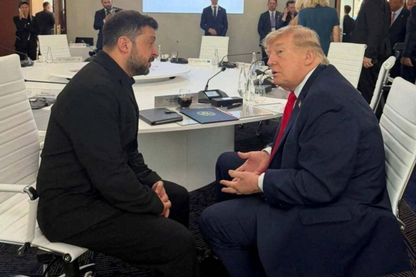 Hai nhà lãnh đạo Mỹ và Ukraine gặp nhau tại hội nghị G7. Ảnh: Reuters