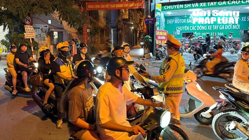 Lực lượng CSGT kiểm tra nồng độ cồn đối với người điều khiển phương tiện.