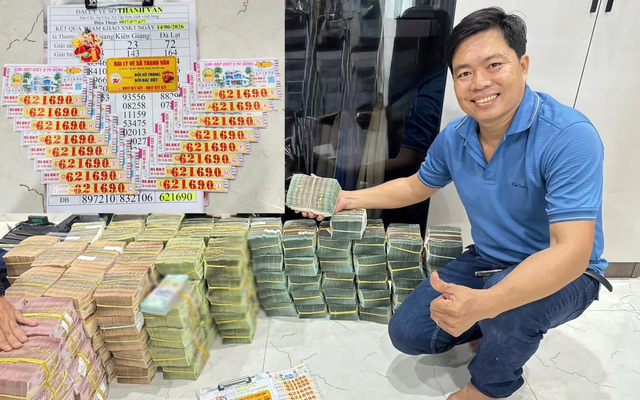 Đại lý vé số Thanh Vân ở xã Tập Sơn (Vĩnh Long) đã đổi thưởng 16 tờ vé số trúng độc đắc xổ số miền Nam, tổng trị giá 32 tỉ đồng (chưa tính thuế) cho một khách. (Ảnh: Thanh niên)