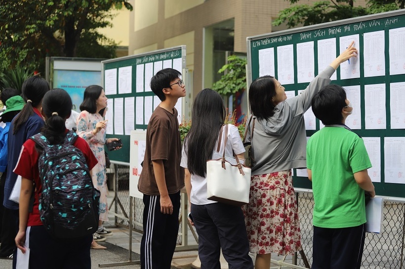 Thí sinh tham dự kỳ thi vào lớp 10 ở Hà Nội. Ảnh: Lê Liên.
