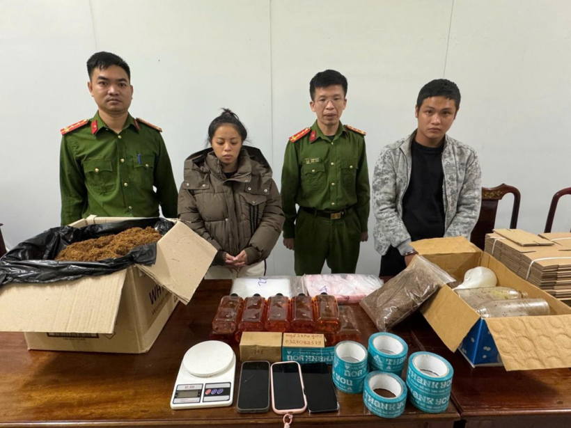 2 đối tượng Dũng và Mạo bị cơ quan Công an bắt giữ cùng số ma túy Tobaco tang vật. (Ảnh: Công an tỉnh Hà Tĩnh)