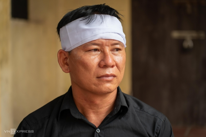Anh Lợi trong đám tang em gái sáng 15/6. Ảnh: Hoàng Giang