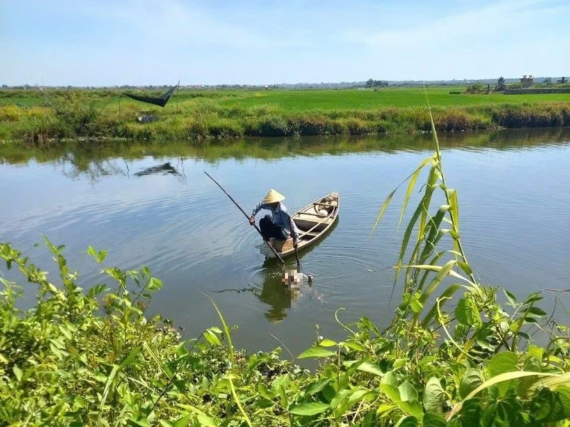 Thi thể bà T.T.T. được tìm thấy cách bến nước khoảng 200m vào trưa 18/6. (Ảnh: Tiền phong)