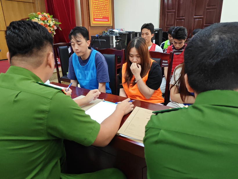 Cơ quan công an lấy lời khai của các đối tượng.