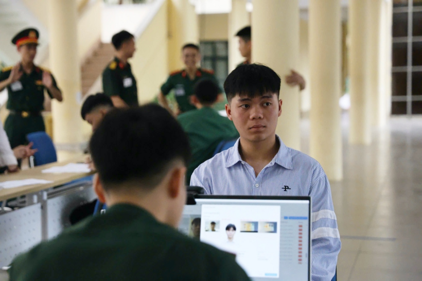 Kiểm tra thông tin thí sinh trước khi vào phòng thi. Ảnh: Dân trí