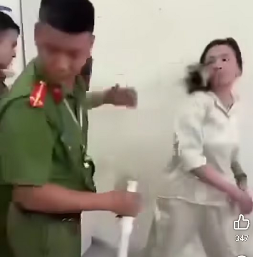 Người phụ nữ có hành vi hành hung chiến sĩ công an. (Ảnh: Tiền phong)