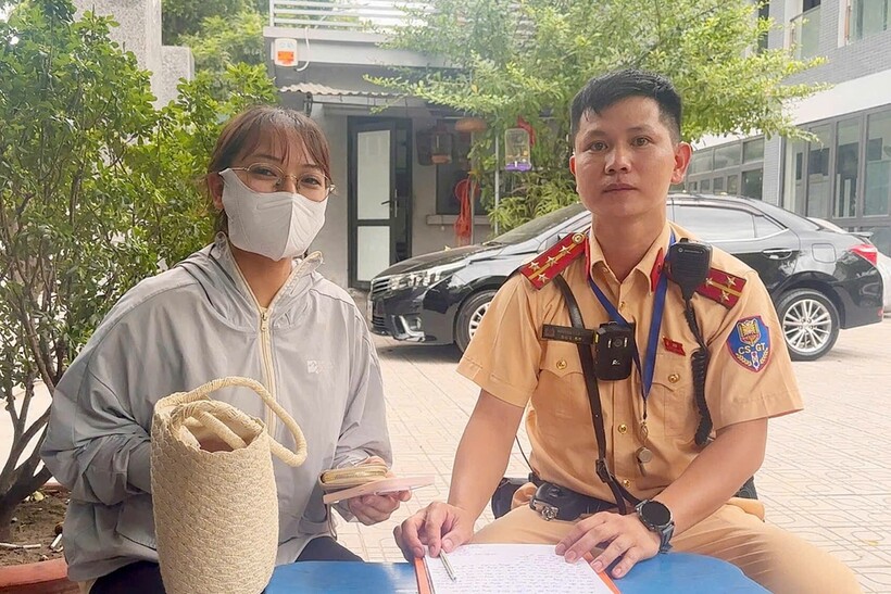 CSGT bàn giao lại tài sản thất lạc cho công dân.