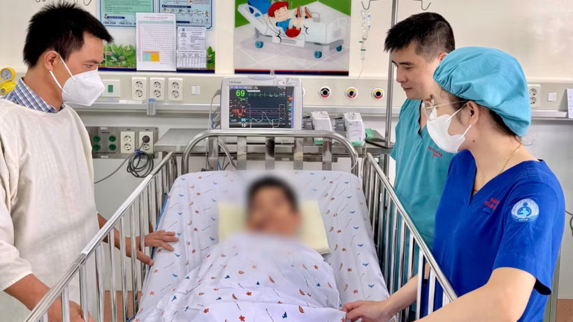 Bác sĩ tại Bệnh viện Nhi đồng 1 thăm khám bệnh nhi.