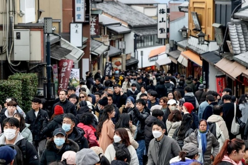 Du khách đi bộ trên con đường dẫn đến chùa Kiyomizu-dera ở Kyoto, Nhật Bản, ngày 13/1/2025. Ảnh: Paul Miller.