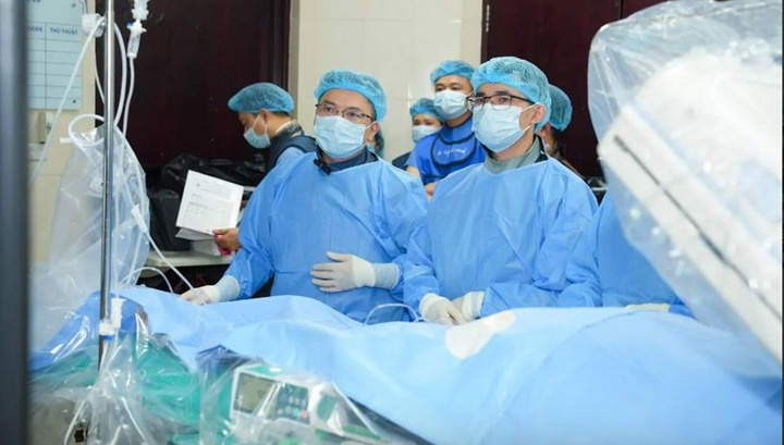 Các bác sĩ tiến hành điều trị cho bệnh nhân. Ảnh: Znews