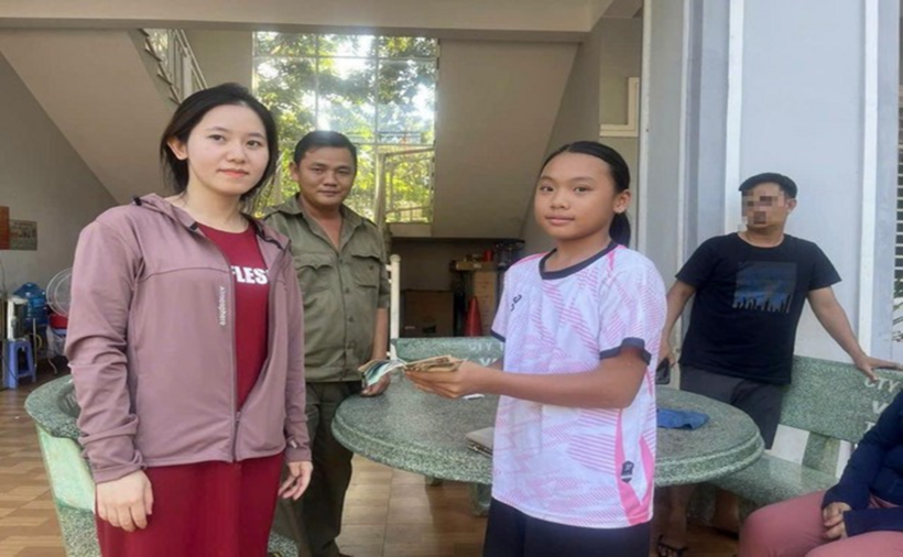 Nữ sinh lớp 8 trao trả lại tài sản cho người bị mất. (Ảnh: Công an phường Phước Bình)