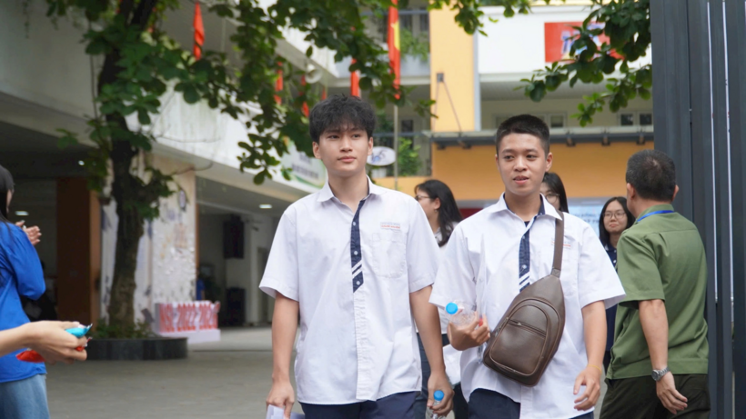 Khoảng cách giữa đỗ và trượt đôi khi chỉ tính bằng vài phần điểm, để lại nhiều cung bậc cảm xúc cho các thí sinh sau kỳ thi lớp 10. Ảnh: Hà Nội mới