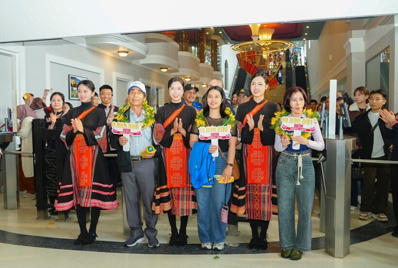 Ba vị khách may mắn theo thứ tự là: ông Lê Văn Phương (Quảng Ngãi), chị Irish Jane Tituag (Philippines) và bà Nguyễn Thị Huyền (Hải Phòng).