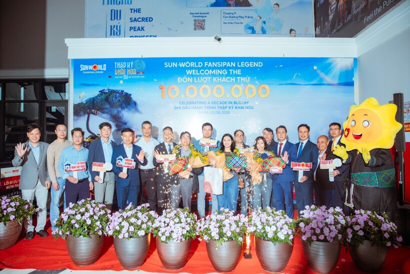 Ba vị khách may mắn đã được vinh danh tại Ga đi cáp treo Fansipan