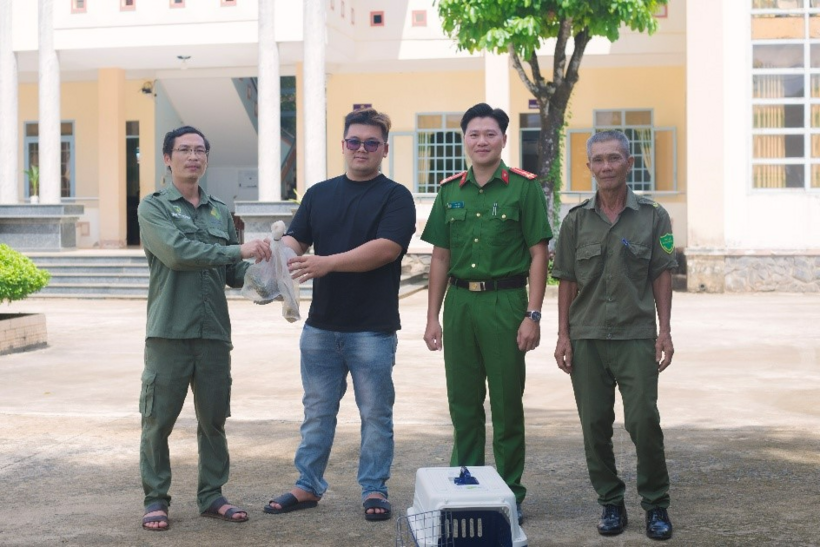 Anh Hào tự nguyện giao nộp cá thể Kỳ đà vân cho Công an xã. Ảnh: Công an Đồng Nai