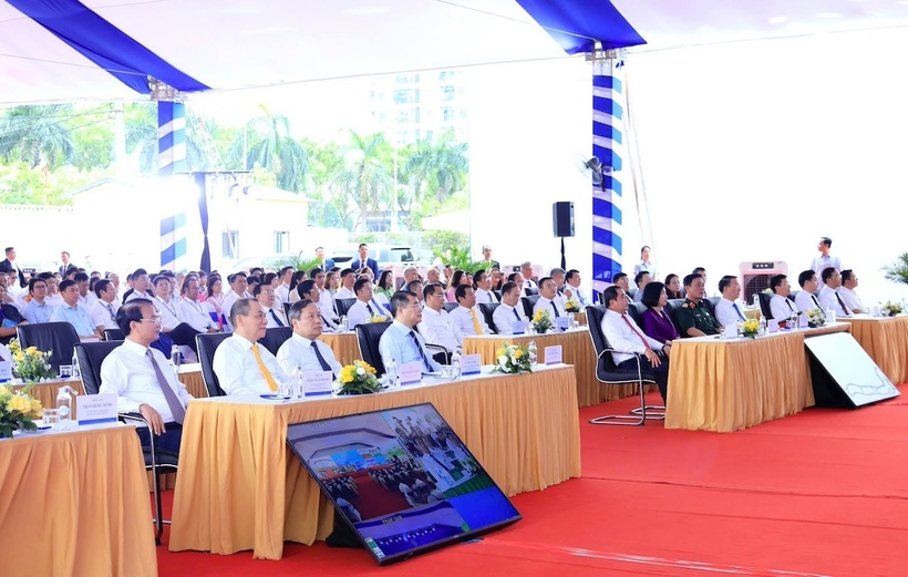 Thủ tướng Chính phủ Lê Minh Hưng và các đại biểu dự lễ khởi công đồng thời 5 tuyến đường sắt đô thị và 3 dự án nhà ở cho thuê trên địa bàn Hà Nội