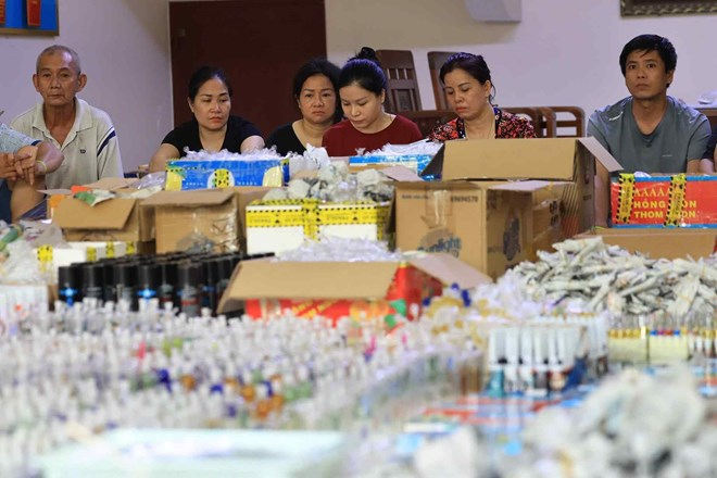 Lực lượng chức năng đã thu giữ hơn 100.000 mẫu vật, dụng cụ và bán thành phẩm các loại. (Ảnh: Công an TP.HCM)