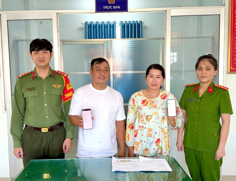 Công an xã Bình Thành hỗ trợ anh Tuấn nhận lại số tiền do chuyển nhầm.