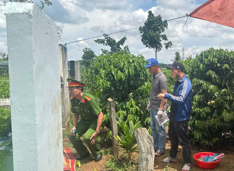 Công an khám nghiệm hiện trường vụ án. Ảnh: Công an Đắk Lắk