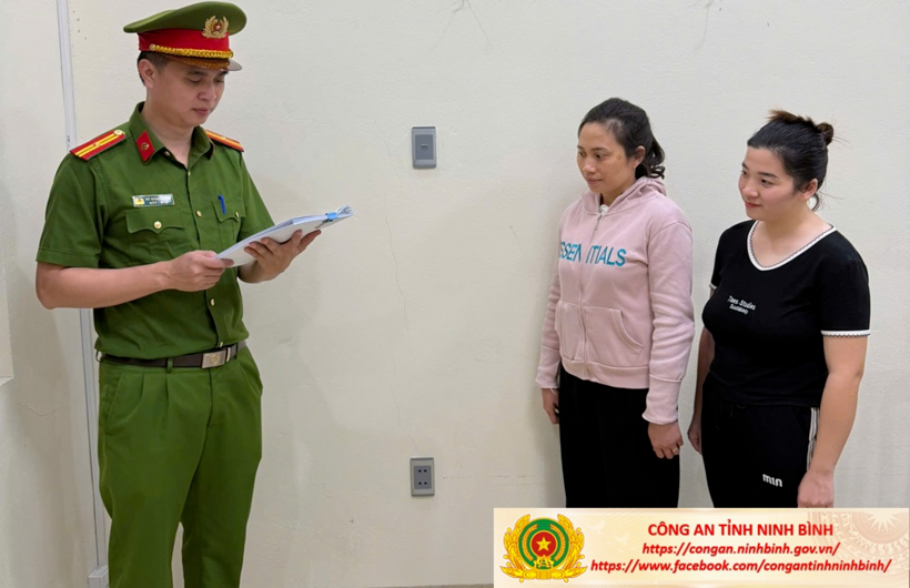 Bị can Phan Thị Hằng (áo hồng) và bị can Nguyễn Thị Nhung (áo đen). Ảnh: Công an tỉnh Ninh Bình