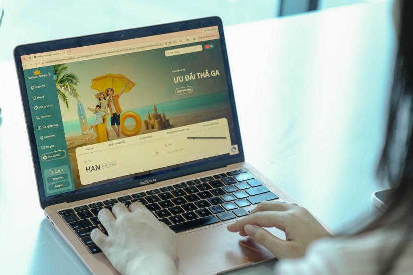 Đối với Vietnam Airlines, hành khách có thể tra cứu thông tin chuyến bay và đặt vé thông qua website chính thức của hãng tại https://www.vietnamairlines.com/vn, ứng dụng di động hoặc các kênh chăm sóc khách hàng được công bố công khai.