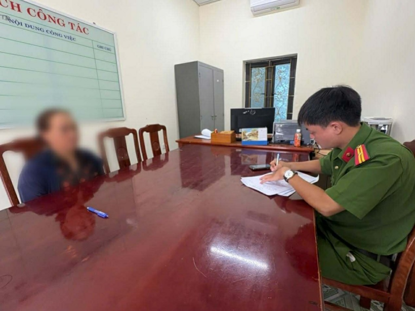 Công an làm việc với bà L.T.T. (Ảnh: Công an Thanh Hóa).